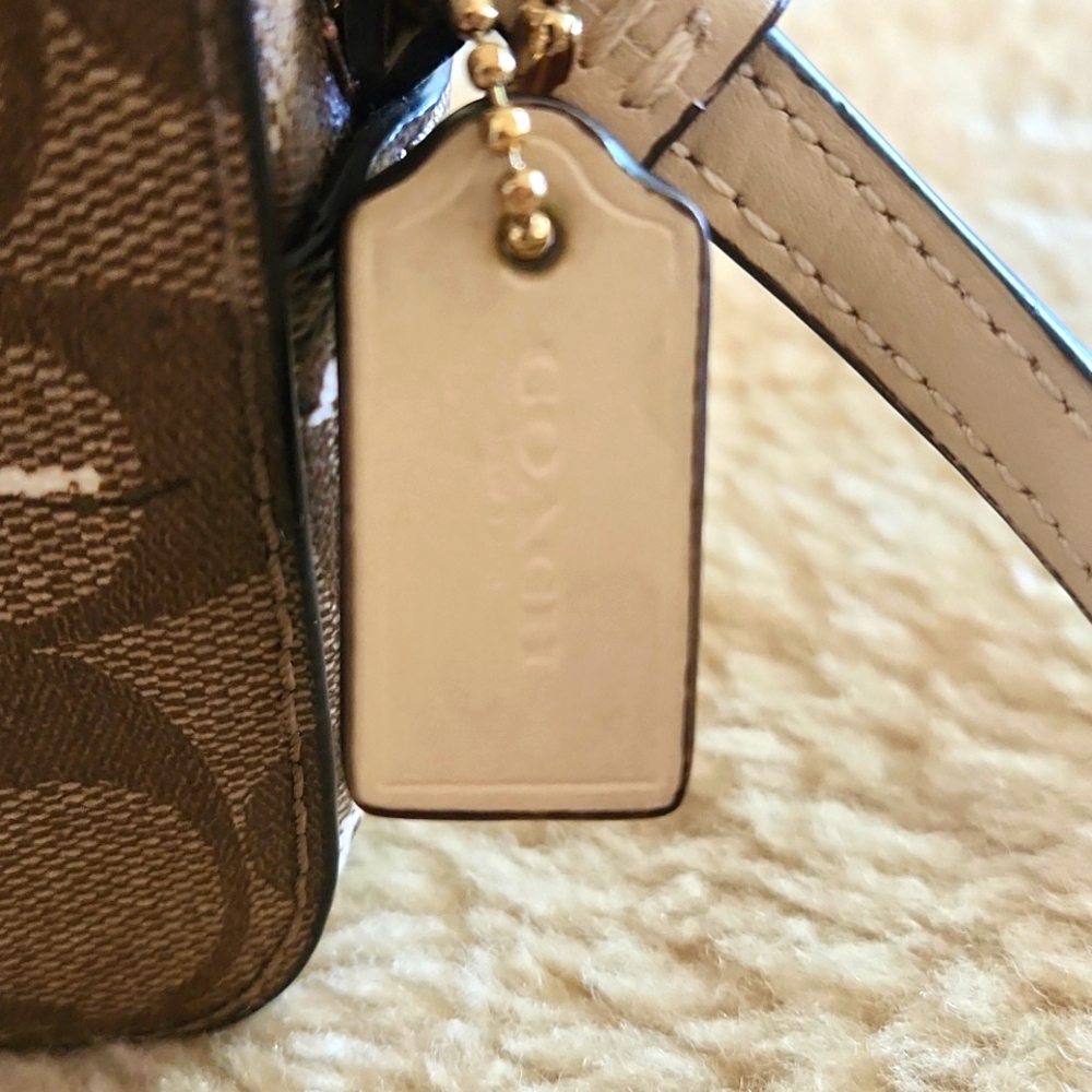 Beautiful Coach Evergreen Wildflower Signatue Camera Style Crossbody Bag 🩷🤍 - Picture 5 of 16